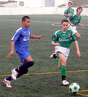 Una jugada del partido entre Granada y Huelva