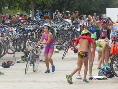 Los participantes realizan el cambio a la bicicleta 