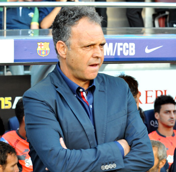 Caparrós durante el partido en el Camp Nou (J. M. BALDOMERO)