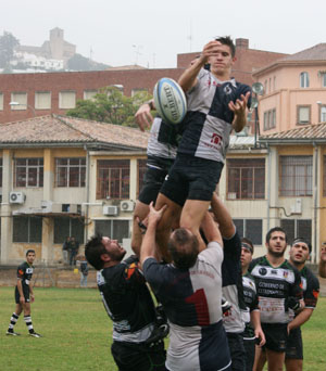 El joven Paco Morales lucha por ganar el oval en una touche.