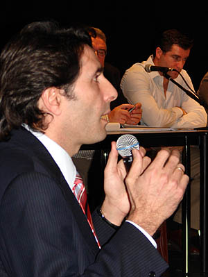 Ignacio Cuerva en la Asamblea con Paco Sanz al fondo