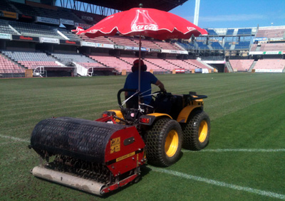 La maquinaria ya está trabajado sobre el césped de Los Cármenes (GRJ)