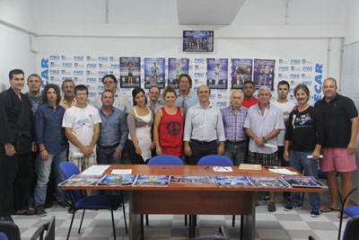 Representantes de los clubes sexitanos tras la firma del convenio 