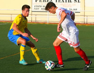 El CD Huétor Tájar intentará puntuar ante el líder (JESÚS HURTADO)