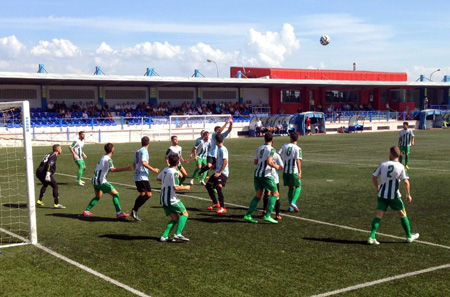 Una acción dentro del área del Atarfe (ALHAURINDELATORRECLUBDEFUTBOL.COM)