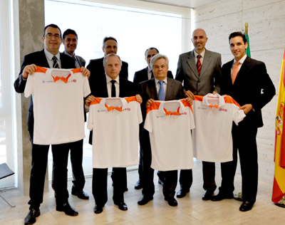 Representantes de ambas entidades tras la firma del acuerdo