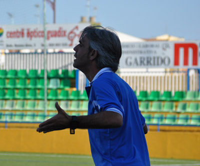 Roberto Cuerva da instrucciones desde la banda (UBRIC)