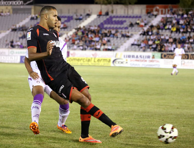 El Arabi en una acción del encuentro ante el Real Jaén (FERNANDO LINARES)