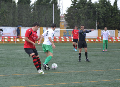 El árbitro deja seguir el juego 