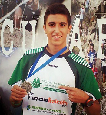 Adrián Castro con su medalla de plata (GRJ)
