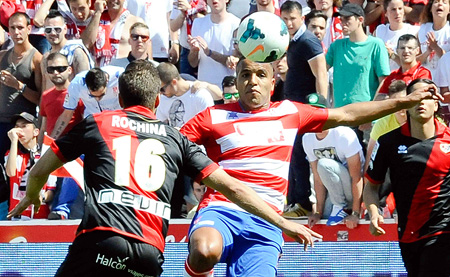 El Arabi frente a Rochina en una acción del encuentro del año pasado (BALDOMERO)