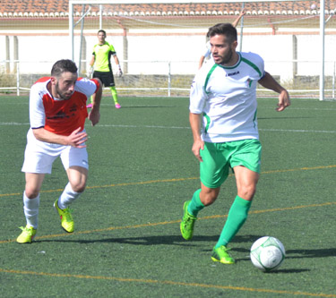 Javi Gallo conduce el balón en el derbi (LÁZARO)