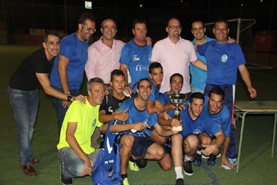 Los campeones posan con su trofeo 