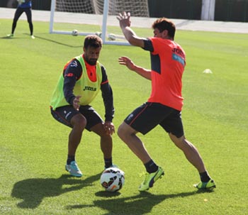 Piti intenta zafarse de la presión de Javi Márquez 