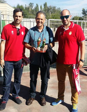 Caparrós recibe el obsequio por parte de la Peña de Huéscar 