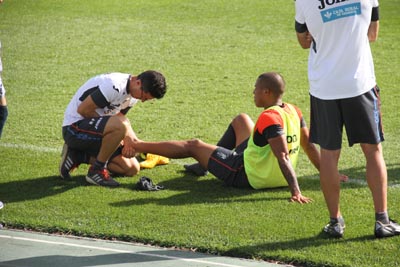 Machis se ha tenido que retirar por un fuerte golpe 