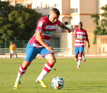 Cristian Bravo se dispone a golpear el balón (JOSÉ M. ROMERO)