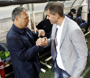Caparrós saluda al Garitano, técnico de la SD Eibar (LOF)