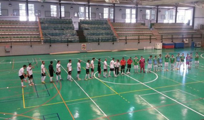 Los dos equipos antes de comenzar el encuentro 