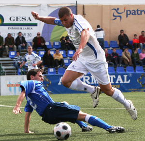 Rafita, autor del gol, salva la entrada de Javi Casares (JESÚS HURTADO)