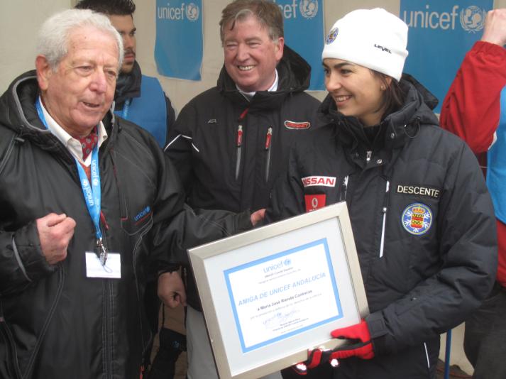 Entrega del diploma a la esquiadora María José Rienda