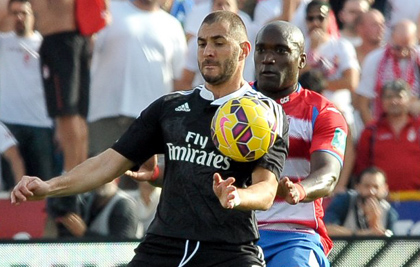 Babín aguanta a Benzema durante el partido (J. M. BALDOMERO)