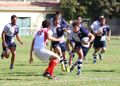 Un jugador del Uni intenta sortear a un rival 