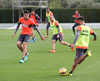 Javi Márquez lanza un centro durante el entrenamiento 