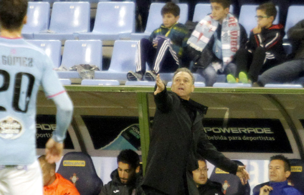 Caparrós da instrucciones a sus jugadores en Balaídos (LOF)