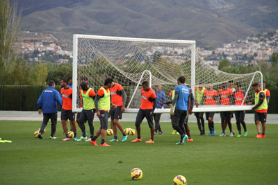 Los jugadores cargar con una portería 