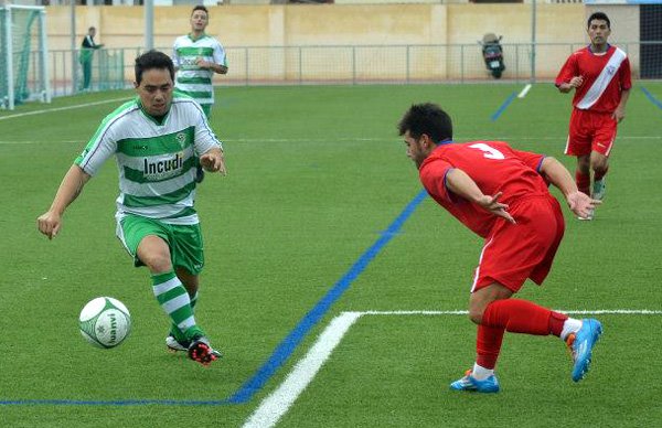 Guille, autor del segundo tanto local, encara a un rival (LÁZARO)