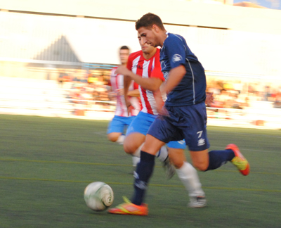 Un jugador del Puerto de Motril intentar marcharse de un rival 