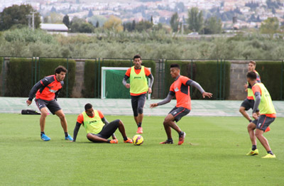 Los jugadores disputan un balón durante el entrenamiento 