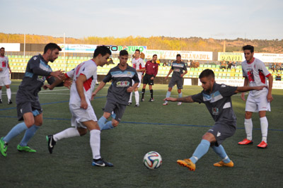 Jugadores de ambos equipos disputan un balón (UBRIC)