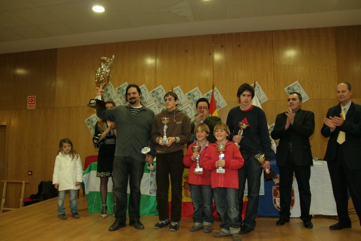 Los ajedrecistas granadinos posan con sus medallas