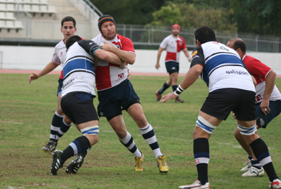Un jugador del Uni es placado por un rival 