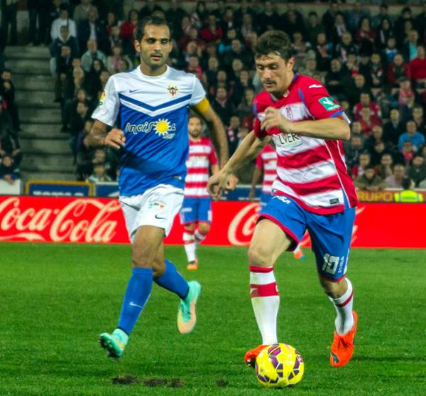 Piti, que volvió a ser titular, presionado por Verza (RAMÓN MARTÍN)