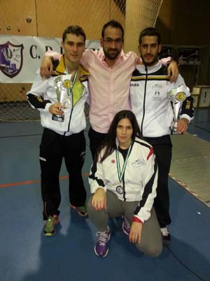 Representantes maraceneros con sus trofeos y medallas 