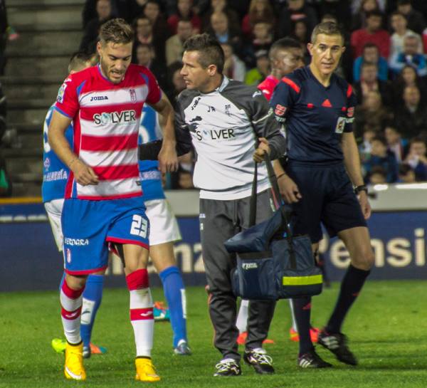 Rochina se retiró lesionado del terreno de juego (RAMÓN MARTÍN)