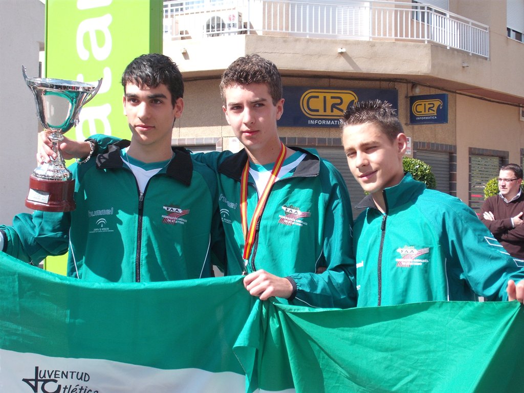 Marchadores de la Juventud Atlética con la bandera andaluza