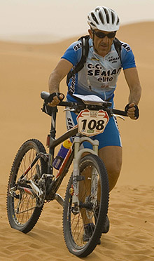 Paco Barranco en pleno esfuerzo en la Titan Desert