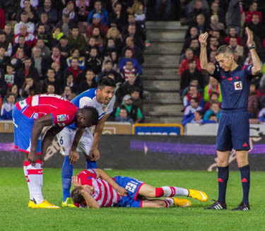 Rochina tras lesionarse en el partido contra el (RAMÓN MARTÍN)