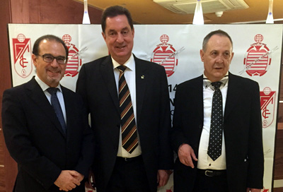 Javier Jiménez junto a las autoridades en Lloret del Mar (GRANADACF)