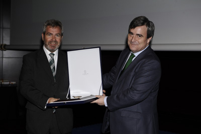 Entrega de la placa de bronce 