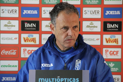 Caparrós, hoy en la rueda de prensa al encuentro en Sevilla (GRJ)