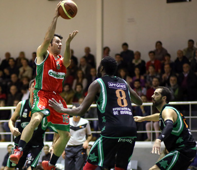 Los nazaríes recuperan la senda de la victoria (FERMÍN RODRÍGUEZ)