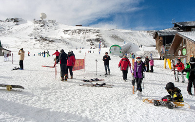 Esquiadores esta mañana inaugurando la temporada de esquí (CETURSA)