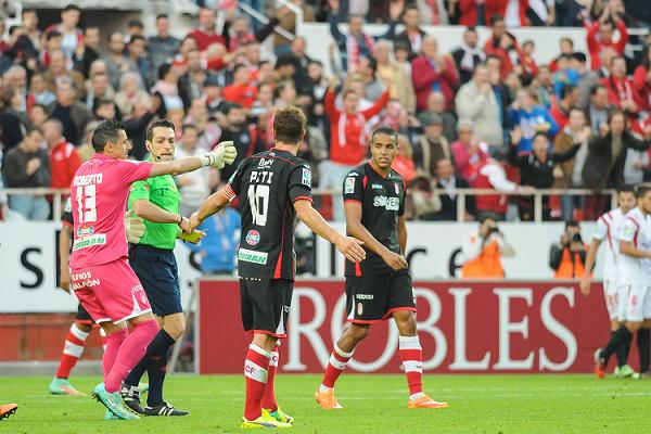 Roberto y Piti dialogando con el colegiado (AGENCIA LOF)