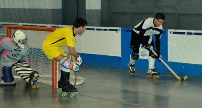 Álex controla la pelota 