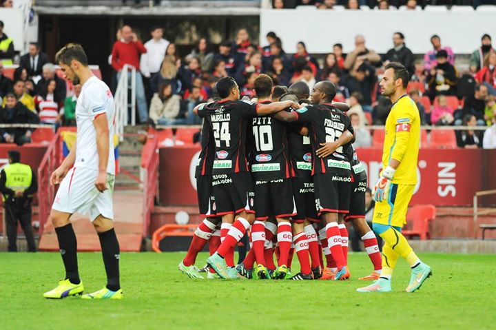 Los rojiblancos celebraron el tanto de la igualada de El Arabi (LOF)